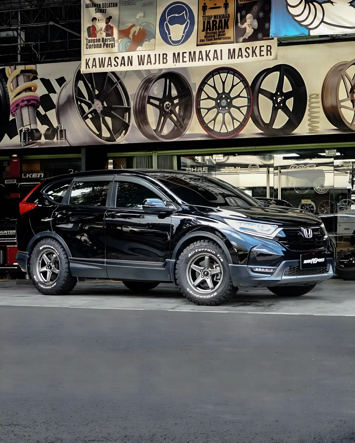 Honda CR-V outside the wheel shop