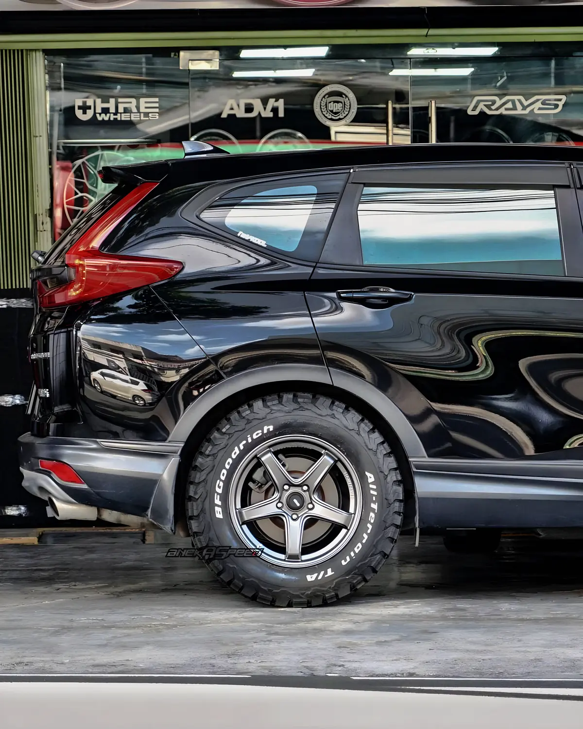 Rear wheel and fender of the Honda CR-V