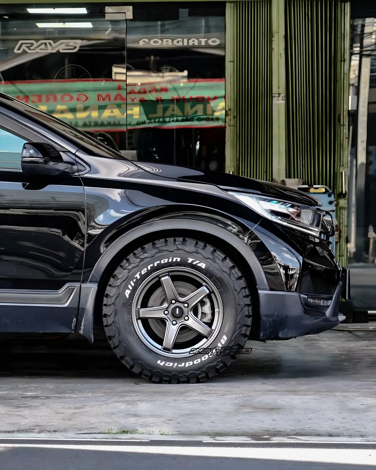 Front wheel and fender of the Honda CR-V