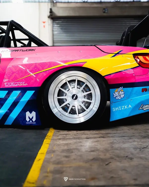 Rear wheel and wide fender of BMW Passato