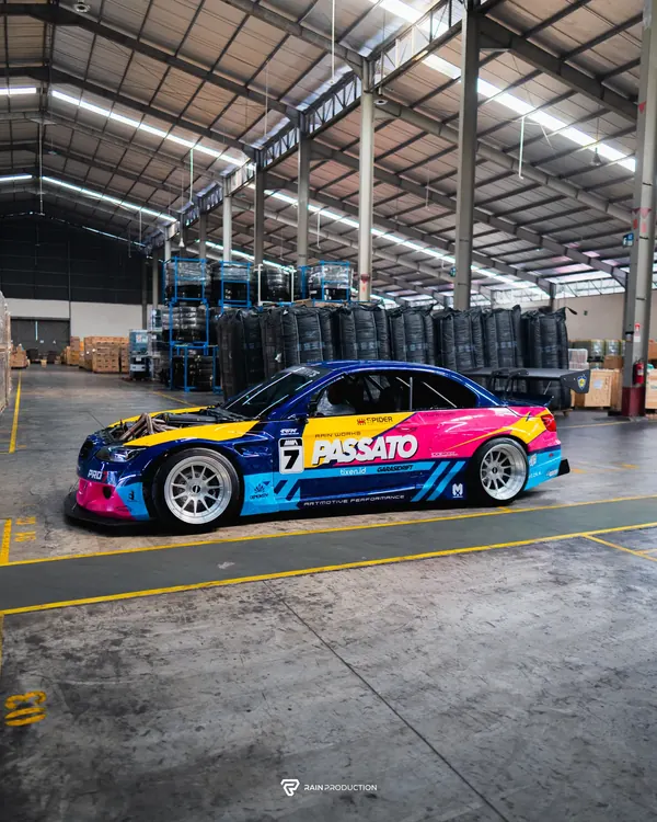 BMW Passato from the front three-quarter in the warehouse