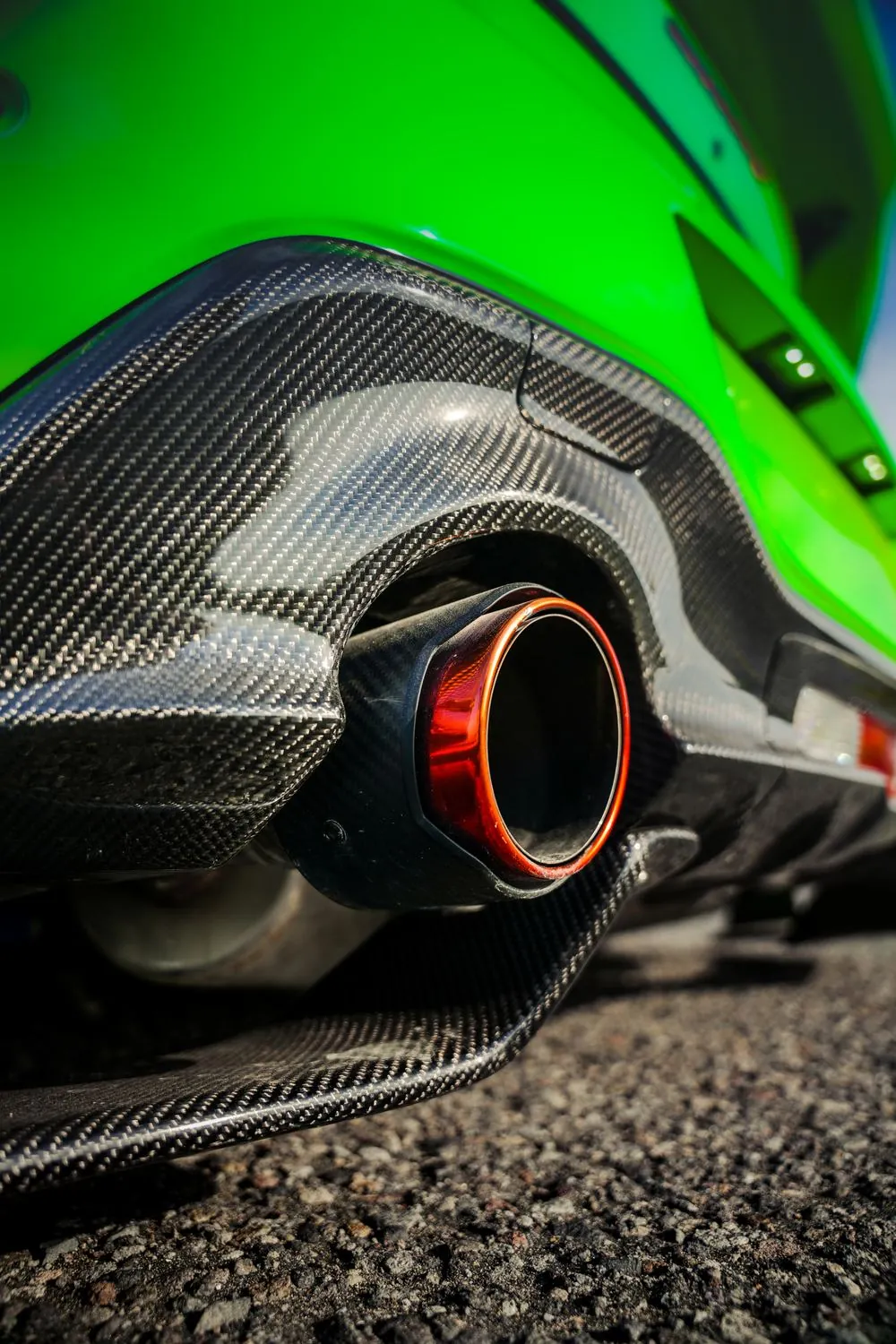 Exhaust tip in a carbon diffuser