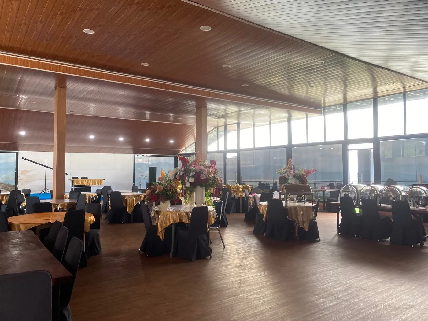 Cambai Hill hall with round tables and windows facing the lake