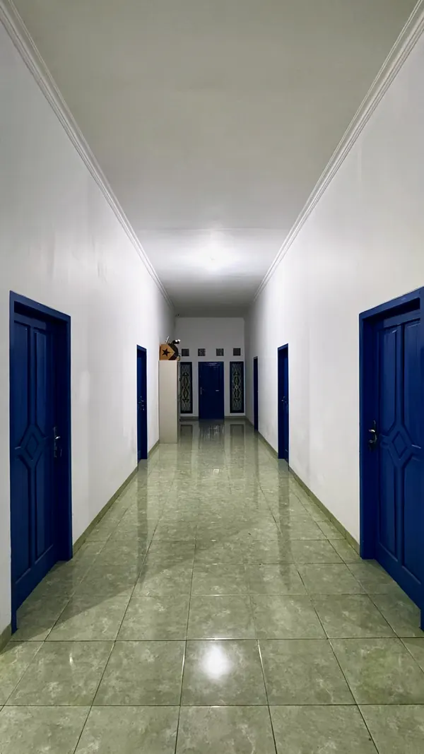 The long corridor between the rooms