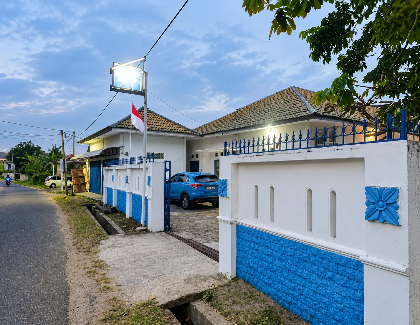 Passato Kost in Telanaipura, white walls and blue trim