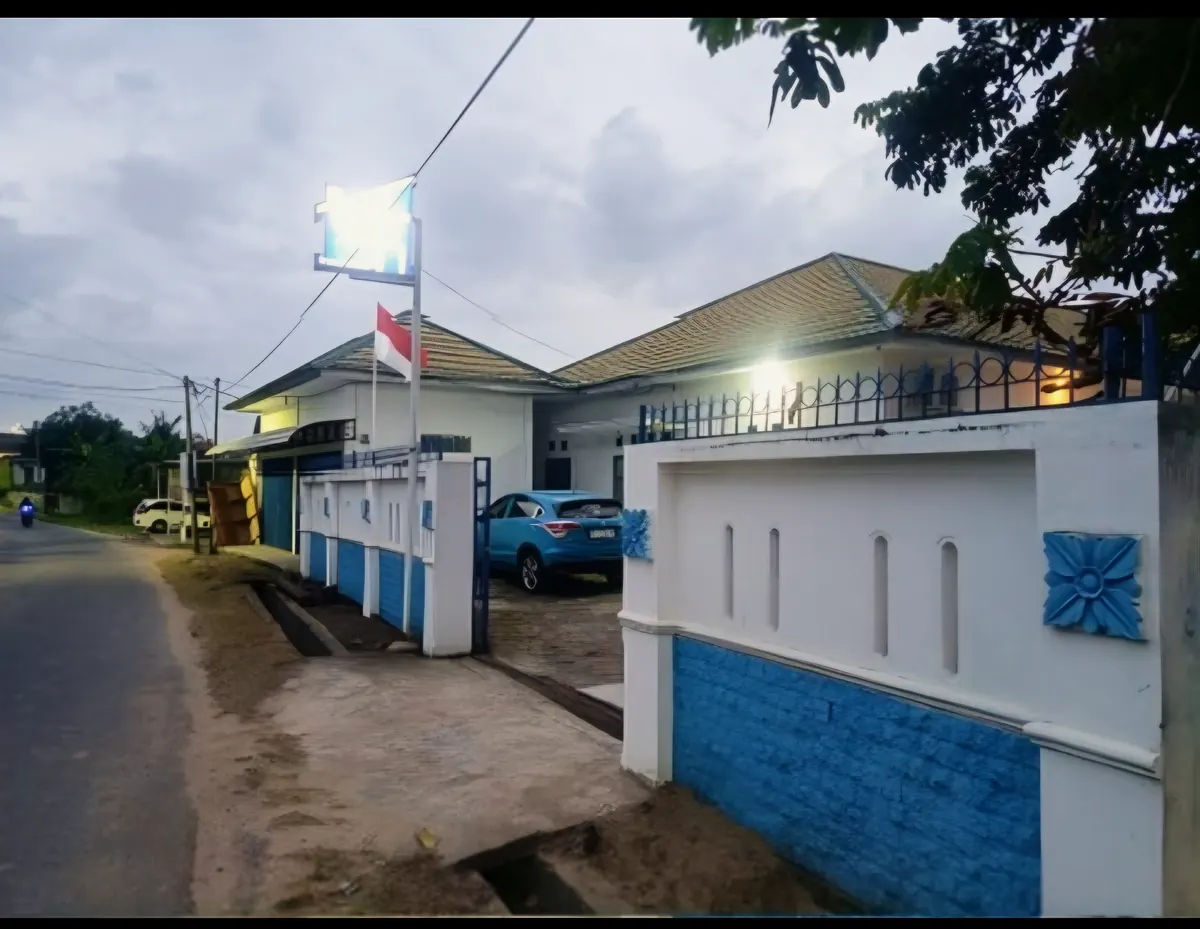 Passato Kost from the street, white walls and blue trim